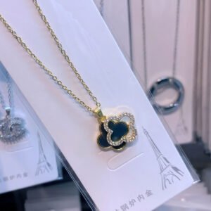 four leaf clover pendant necklace